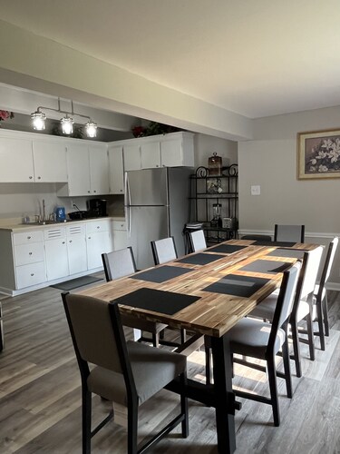 Freshly renovated 4 bedroom just 2 Miles to Notre Dame