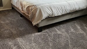 Un dormitorio con cama, cortinas y techo de madera.