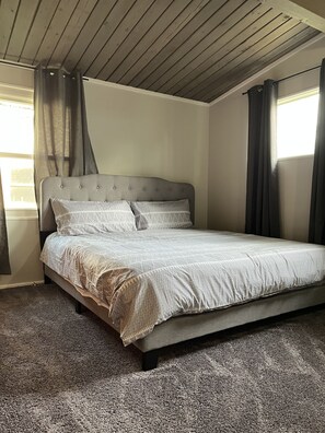 4 bedrooms, desk, iron/ironing board, free WiFi - Freshly renovated 4 bedroom just 2 Miles to Notre Dame (South Bend)