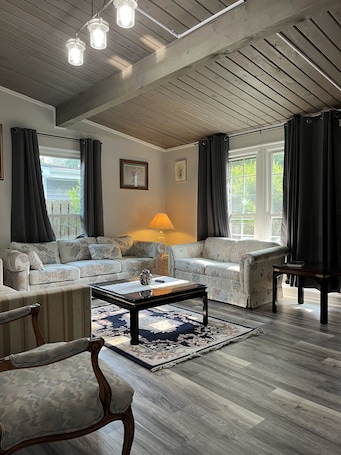 Smart TV, books. Freshly renovated 4 bedroom just 2 Miles to Notre Dame