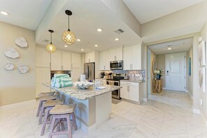 Kühlschrank, Mikrowelle, Herdplatte, Geschirrspüler