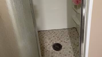 Douche, sĂšche-cheveux, serviettes fournies, savon