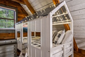 2 bedrooms, iron/ironing board, travel crib, free WiFi - Spring Retreat! Hot Tub, Theater, XBox, Kid Room (Townsend)