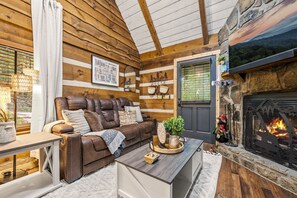 Smart TV, fireplace, video games, stereo - Winter Wonderland! HotTub, Theater, XBox, Kid Room (Townsend)