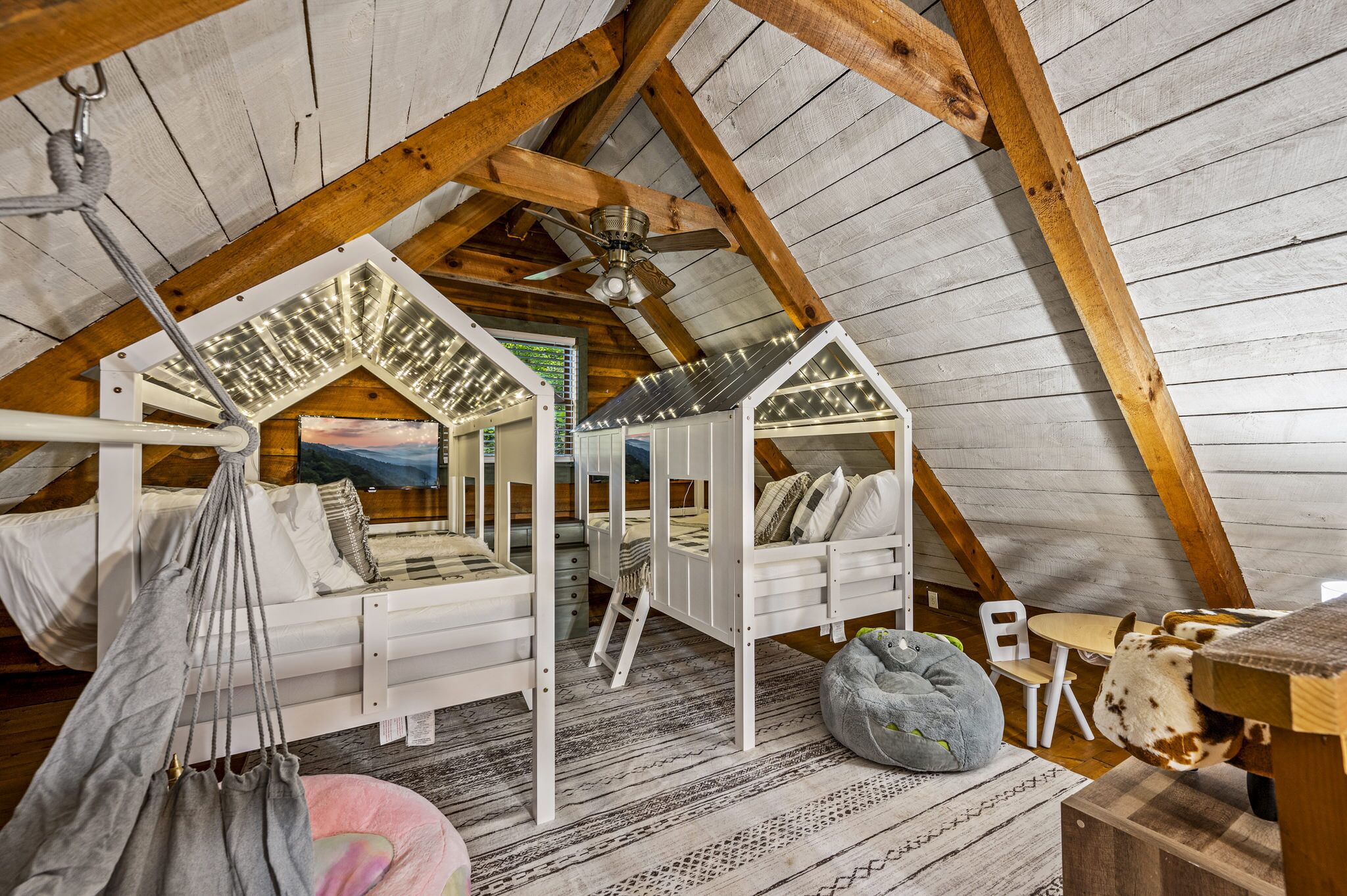 2 chambres, fer et planche à repasser, lit de bébé portatif