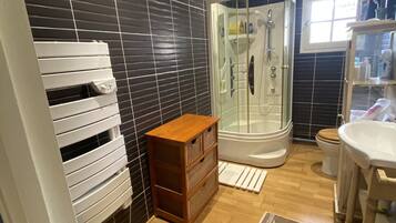 Douche, savon, papier toilette