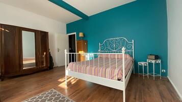 4 Schlafzimmer, Schreibtisch, Bügeleisen/Bügelbrett, WLAN