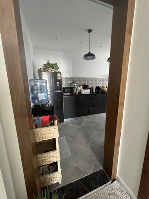 Frigorifero, microonde, forno, piano cottura