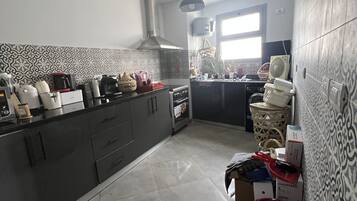 Frigorifero, microonde, forno, piano cottura