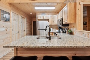 Kjøleskap, mikrobølgeovn, ovn og kokeplater