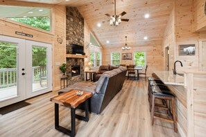 Smart TV, fireplace, music library - Close to Town, Private, Hot Tub, Fireplace, Fire Pit (Bryson City)