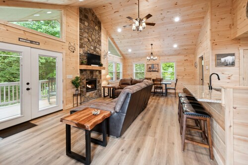 Close to Town, Private, Hot Tub, Fireplace, Fire Pit