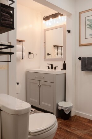 Hair dryer, towels, soap, shampoo - Historic Garden Studio, Steps from Pulaski Square⎮On-Site Parking (Savannah)