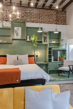 1 bedroom, desk, iron/ironing board, WiFi - Historic Garden Studio, Steps from Pulaski Square⎮On-Site Parking (Savannah)