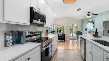 KylskÄp, mikrovÄgsugn, ugn och spishÀll