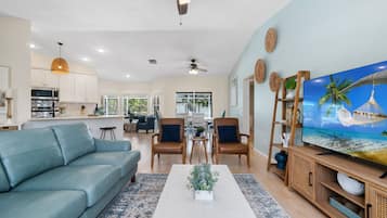 Smart-tv, bordsfotboll, ett bordtennisbord och böcker