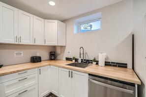 Kylskåp, mikrovågsugn, ugn och spishäll