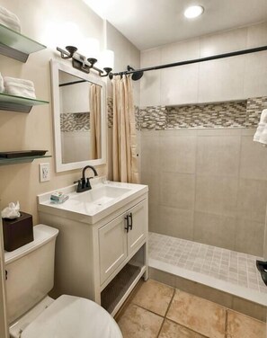 Douche, sèche-cheveux, serviettes fournies, savon