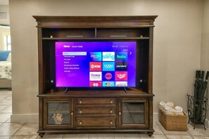 Interior - Walk to GAY Wilton Drive, Pool, 2 King Beds, Kitchen, Living Room, WiFi, #2120 (Wilton Manors)