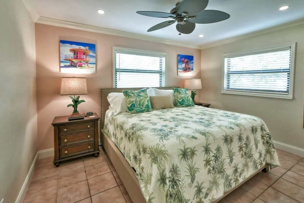 LUXURY 2 King Bedroom Suite Pool Pets Walk to Wilton Dr Wilton