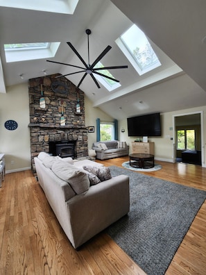 Smart TV, fireplace, books, printers - SECLUDED WATERFRONT HOME WITH ROOM FOR ALL (Hopkinton)