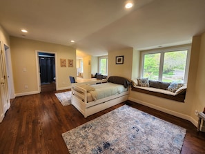 4 bedrooms, desk, iron/ironing board, free WiFi - SECLUDED WATERFRONT HOME WITH ROOM FOR ALL (Hopkinton)
