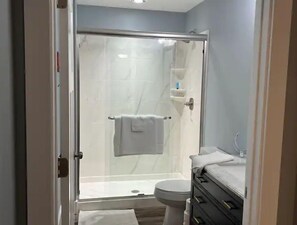 Shower, hair dryer, towels, soap - Clean! Pet friendly, New construction, 2 bedrooms, 2 bathrooms, washer-dryer (Jonesborough)