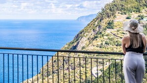 A balcony with a view of the sea and a hilly landscape. - Green Valley by Homie (Porto Moniz)