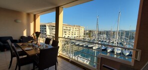 Outdoor dining - Incredible view of Port-Fréjus, Cap Hermès, 2/3 rooms, capacity 5/6 people, swimming pool, beautiful balcony, parking and air conditioning for a pleasant stay in the sun and relaxation (Fréjus)