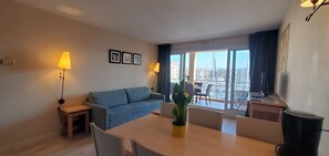 TV - Incredible view of Port-Fréjus, Cap Hermès, 2/3 rooms, capacity 5/6 people, swimming pool, beautiful balcony, parking and air conditioning for a pleasant stay in the sun and relaxation (Fréjus)