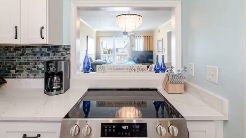 Dolphin Kisses @ Beach Harbor Condos. "B Bldg" - New in 2024. Linens Included!