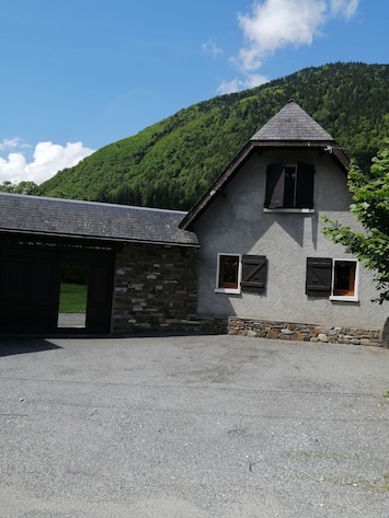 Entrée du logement . Parking gratuit .