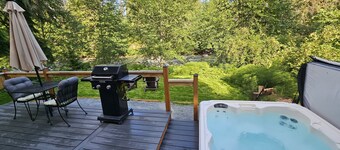 Canyon Falls Cabin.
A cozy riverfront cabin located on Canyon Creek