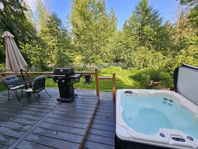 Canyon Falls Cabin.
A cozy riverfront cabin located on Canyon Creek