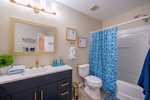 Een douche, een haardroger, handdoeken, zeep