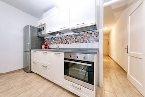 Kühlschrank, Mikrowelle, Ofen, Wasserkocher mit Kaffee-/Teezubehör