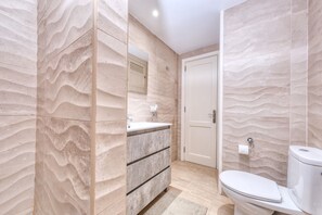 Douche, sèche-cheveux, serviettes fournies, savon
