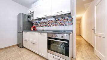 Fridge, microwave, oven, coffee/tea maker
