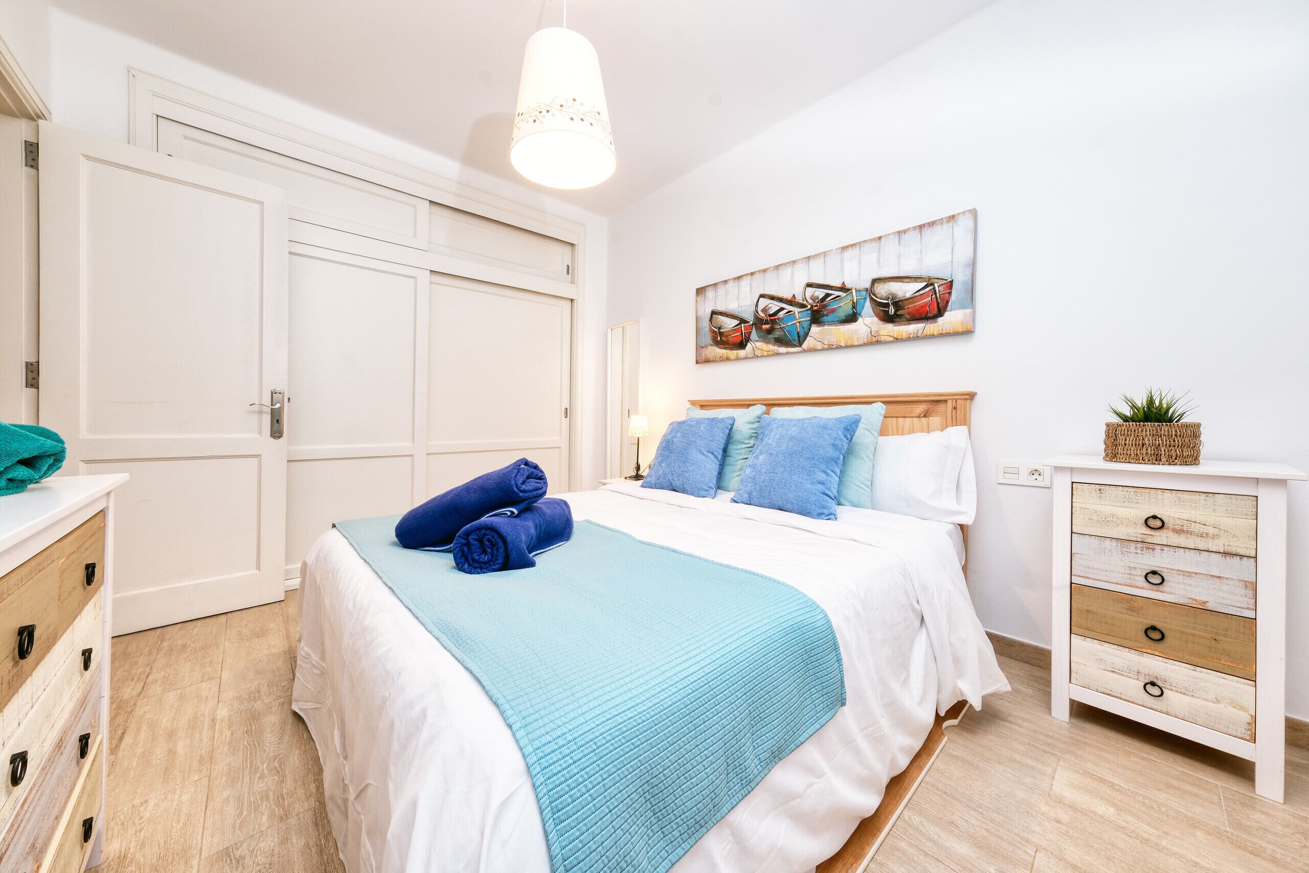 1 habitación, caja de seguridad en la habitación y escritorio 