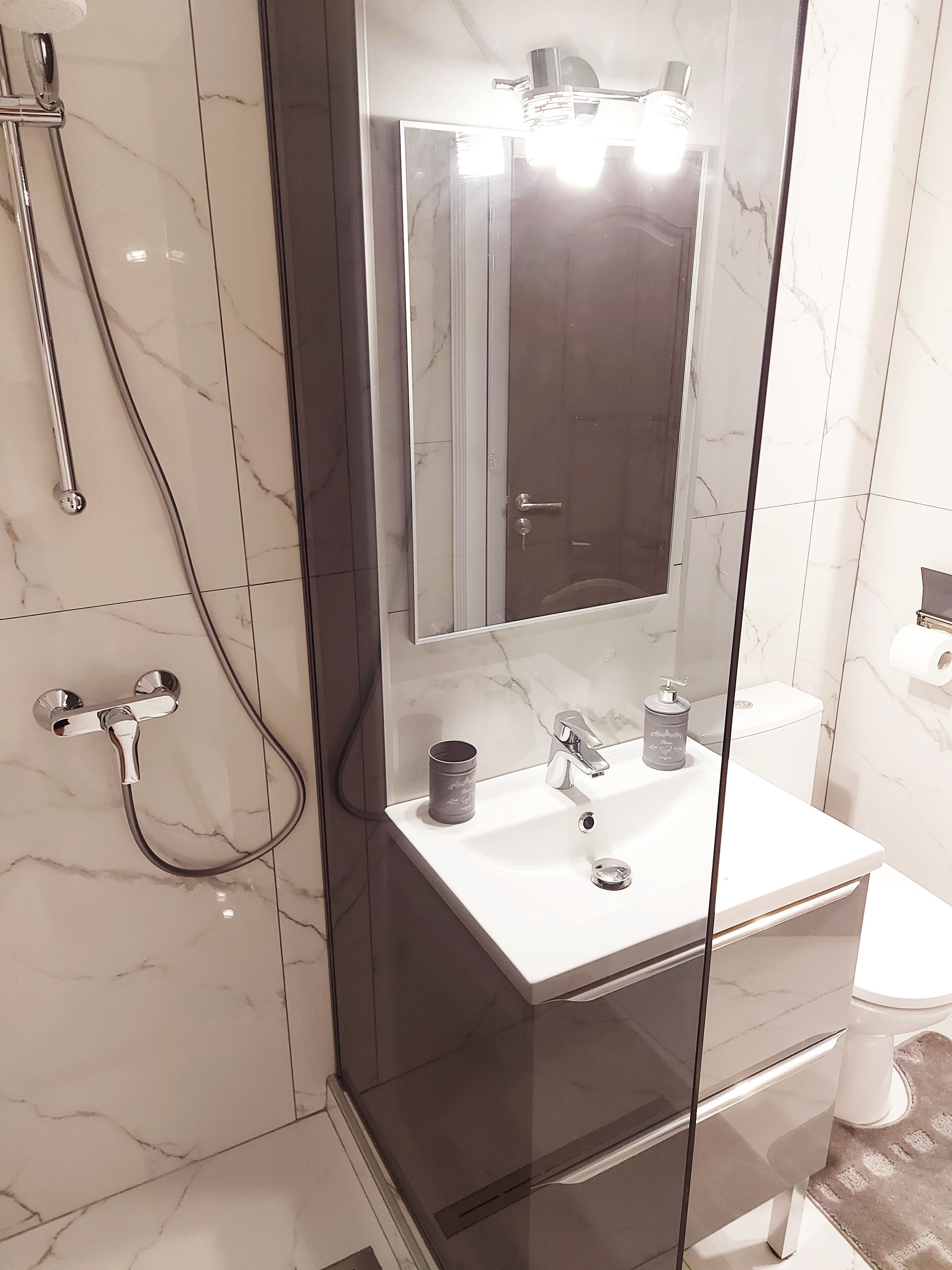 Regadera, secadora de cabello, bidet, toallas 