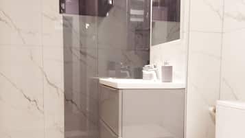 Dutxa, assecador de cabells, bidet i tovalloles