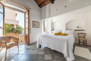 1 makuuhuone, työpöytä, silitysrauta/-lauta, vauvan matkasänky