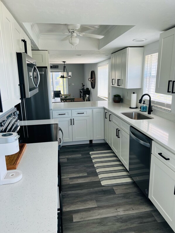 Private kitchen - Bright two-level corner unit with great canal view (Fort Myers Beach)