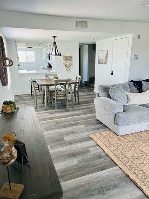 Living area - Bright two-level corner unit with great canal view (Fort Myers Beach)