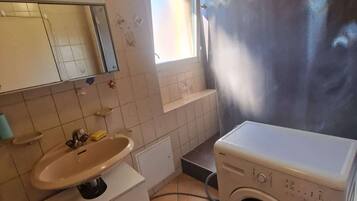 Haartrockner, Handtücher, Toilettenpapier