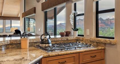 NEW! Red Rock Holiday, Airport Mesa, Decks, Views, SPA, Mins from Uptown
