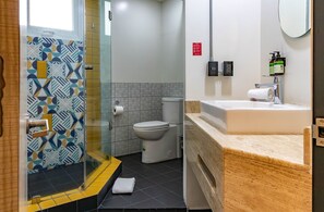 Bathroom - Hotel Estancias VIVE MX Cuauhtemoc, Trademark by Wyndham (Mexico City)