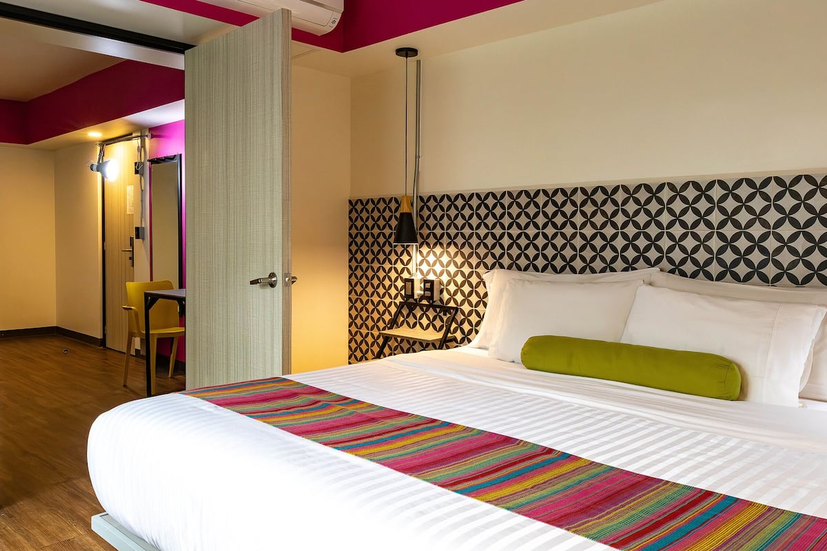 Suíte superior, 1 cama King e sofá-cama, para não fumantes | Frigobar, cofres nos quartos, individualmente decorados