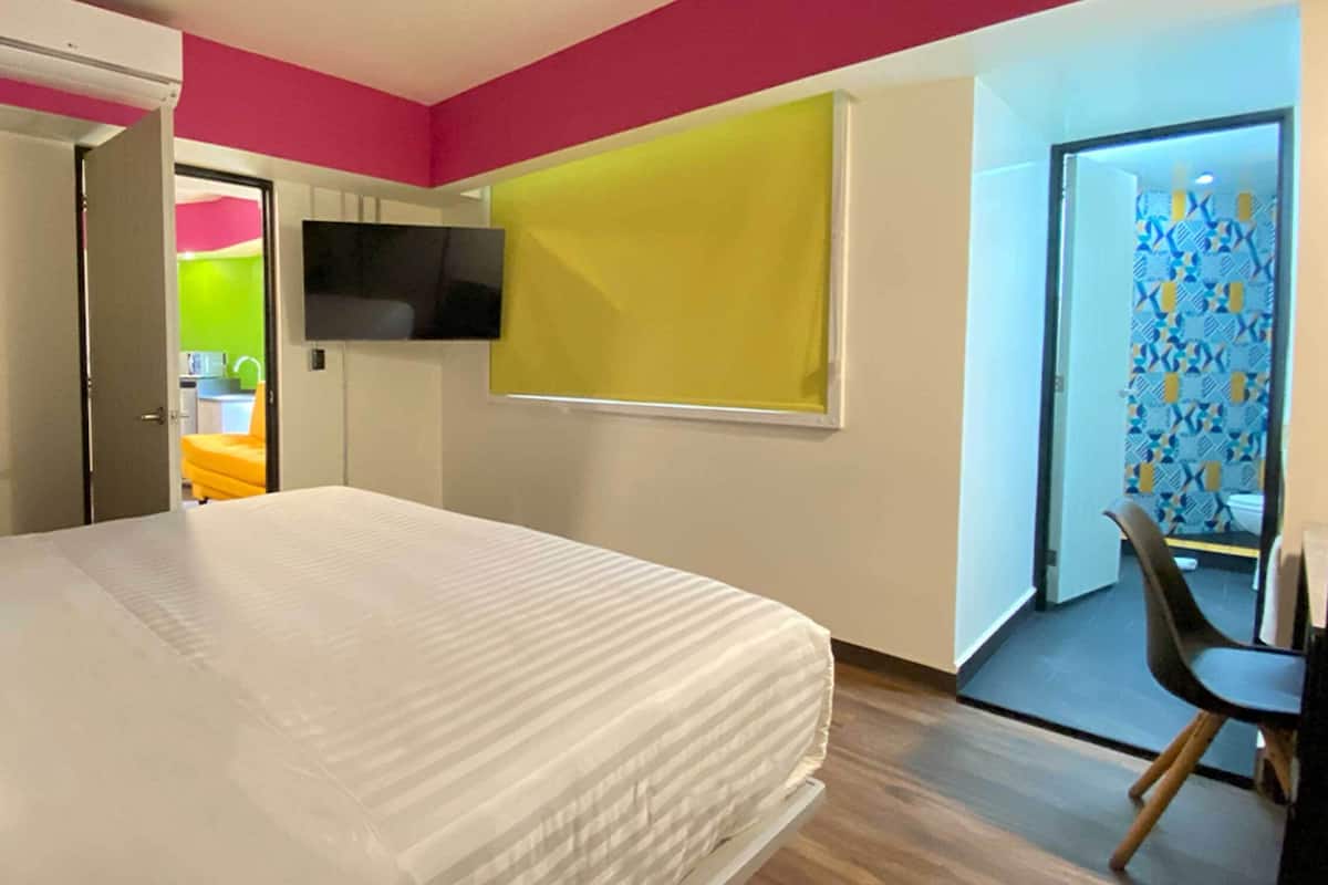 Superior-Studiosuite | Minibar, Zimmersafe, individuell dekoriert, individuell eingerichtet
