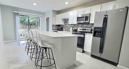 Conant White: Sleeps4! 2Bd/1Bth Comfort Living!